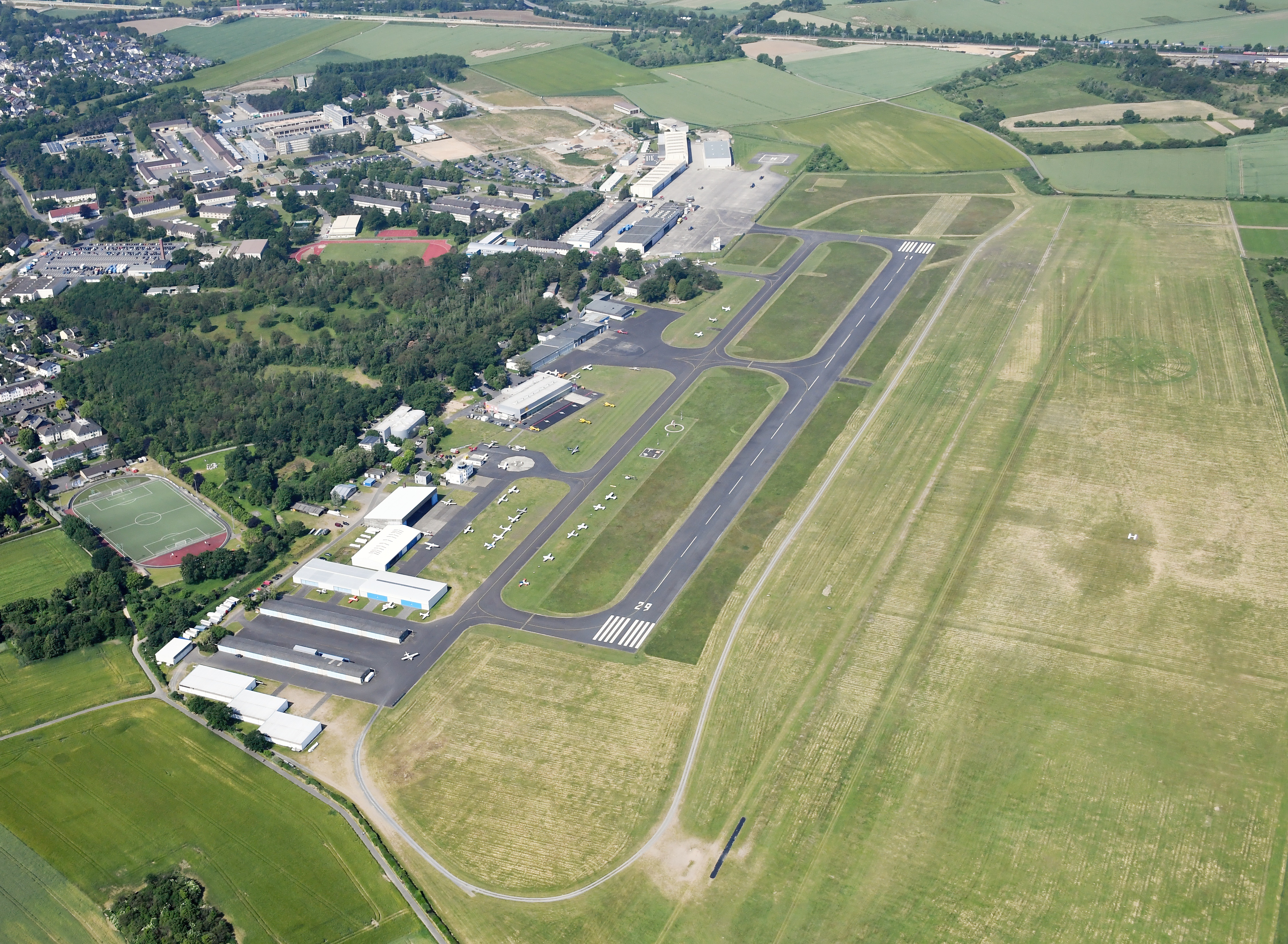 Luftbild des Flugplatzes Bonn-Hangelar